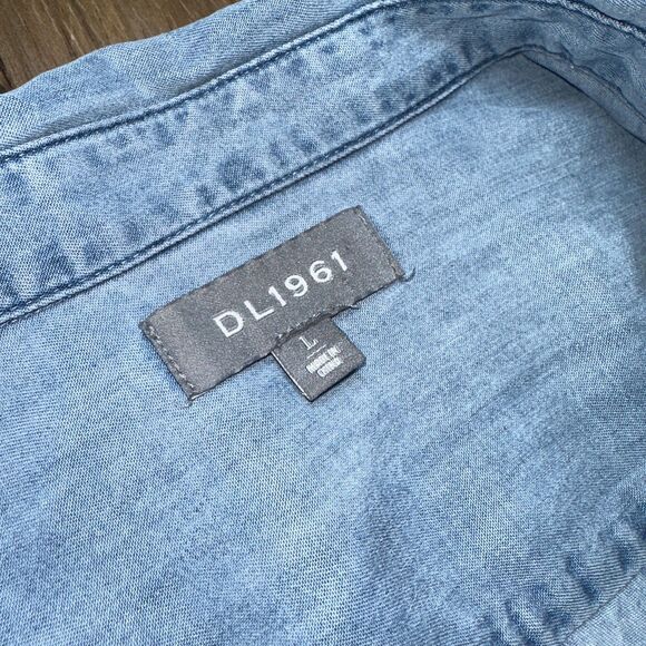 DL1961 TENCEL Light Blue Chambray Button-Down Shirt Women's Size Large RARE D/C - Picture 4 of 13